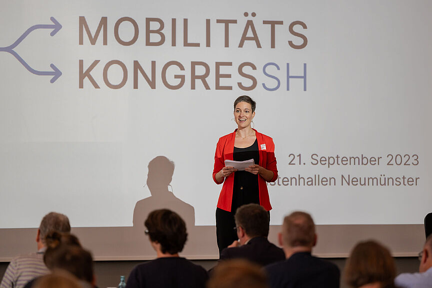 Moderatorin Jana Münkel eröffnet den Mobilitätskongress des ADFC Schleswig-Holsteins. Moderatorin Jana Münkel eröffnet den Mobilitätskongress des ADFC Schleswig-Holsteins.