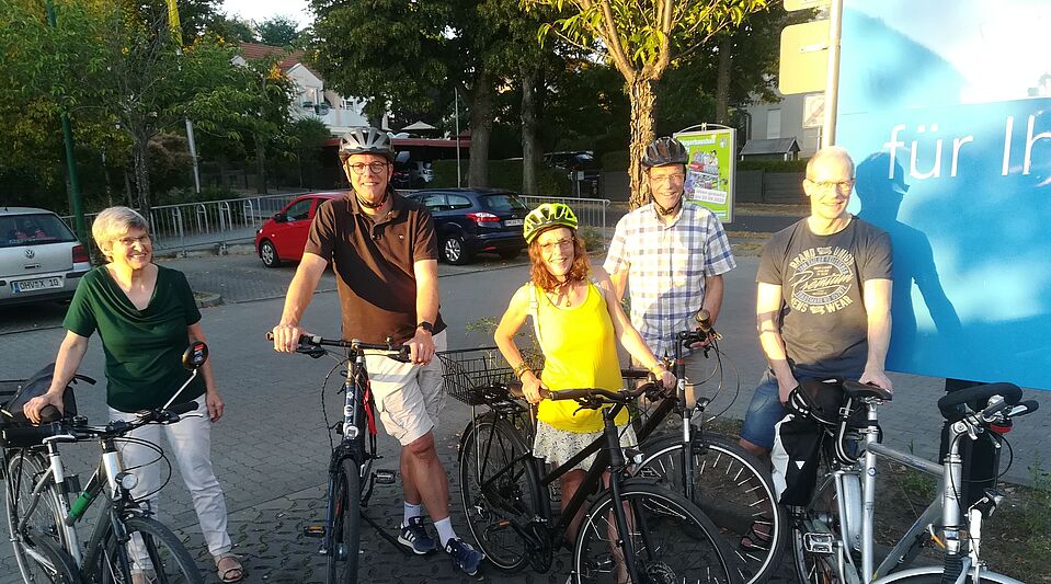 Mitglieder der Ortsgruppe Glienicke  5 Mitglieder der Ortsgruppe Glienicke präsentieren sich mit ihren Fahrrädern im Sonnengarten