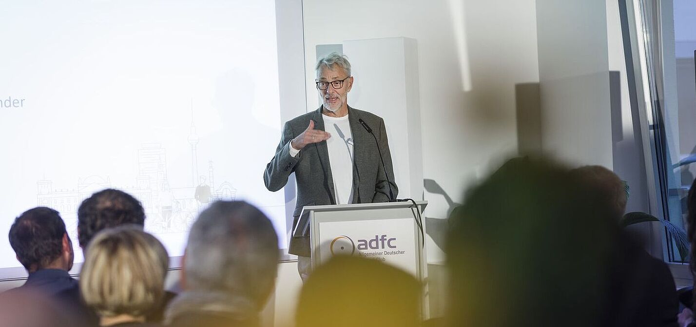 Der ADFC-Bundesvorsitzende Frank Masuart betonte auf dem Einweihungsempfang der neuen Räume der ADFC-Bundesgeschäftsstelle, das enorme Potenzial, dass der Radverkehr in Deutschland für den gesellschaftlichen Zusammenhalt habe. Der ADFC-Bundesvorsitzende Frank Masuart betonte auf dem Einweihungsempfang der neuen Räume der ADFC-Bundesgeschäftsstelle, das enorme Potenzial, dass der Radverkehr in Deutschland für den gesellschaftlichen Zusammenhalt habe.