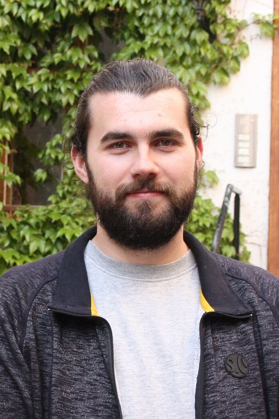 Elmedin Sopa Das Bild zeigt einen Mann mit Bart.