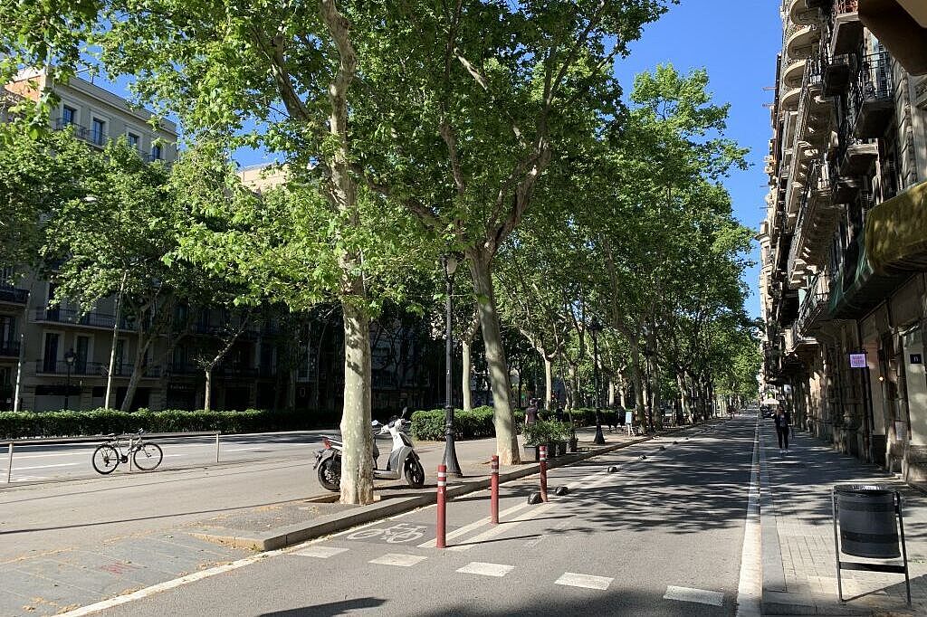 Barcelona 2 Ein geschützter Radweg auf einer Hauptstraße