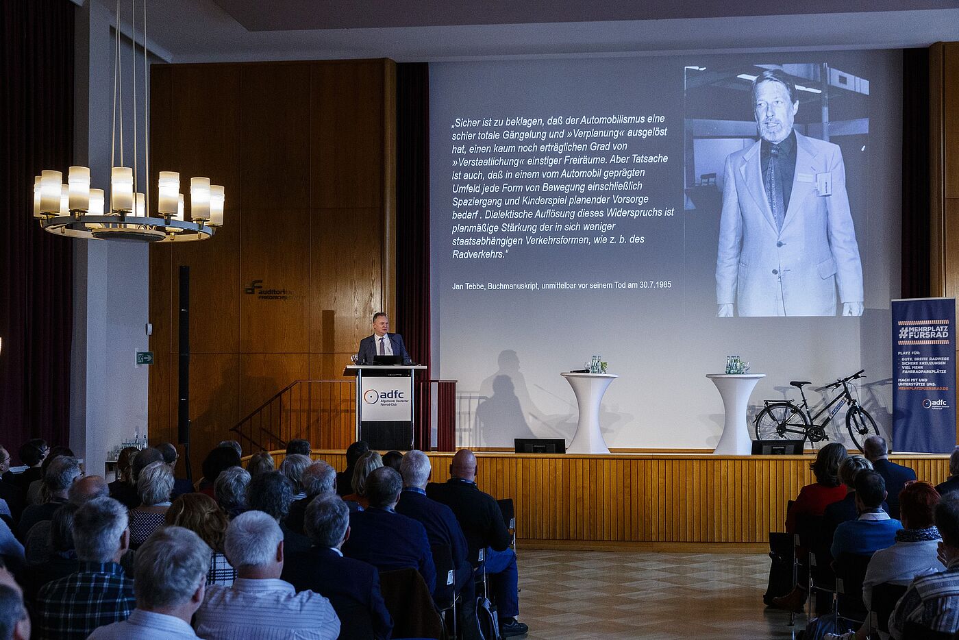 ADFC-Bundesgeschäftsführer Burkhard Stork wirft einen Blick auf die Geschichte des ADFC und den Gründer Jan Tebbe. ADFC-Bundesgeschäftsführer Burkhard Stork wirft einen Blick auf die Geschichte des ADFC und den Gründer Jan Tebbe.