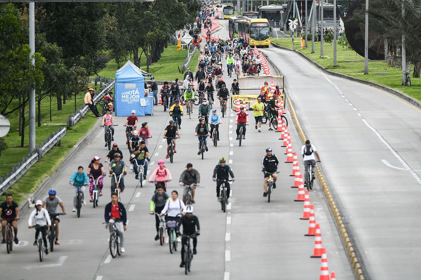 Bogota Ciclovía 3 Eine Hauptstraße voller Radfahrer*innen.