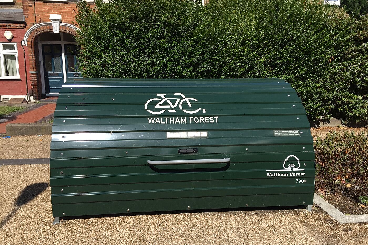 Mini-Hollands in London: Mietbare Fahrradbox in Waltham Forest. Mini-Hollands in London: Mietbare Fahrradbox in Waltham Forest.