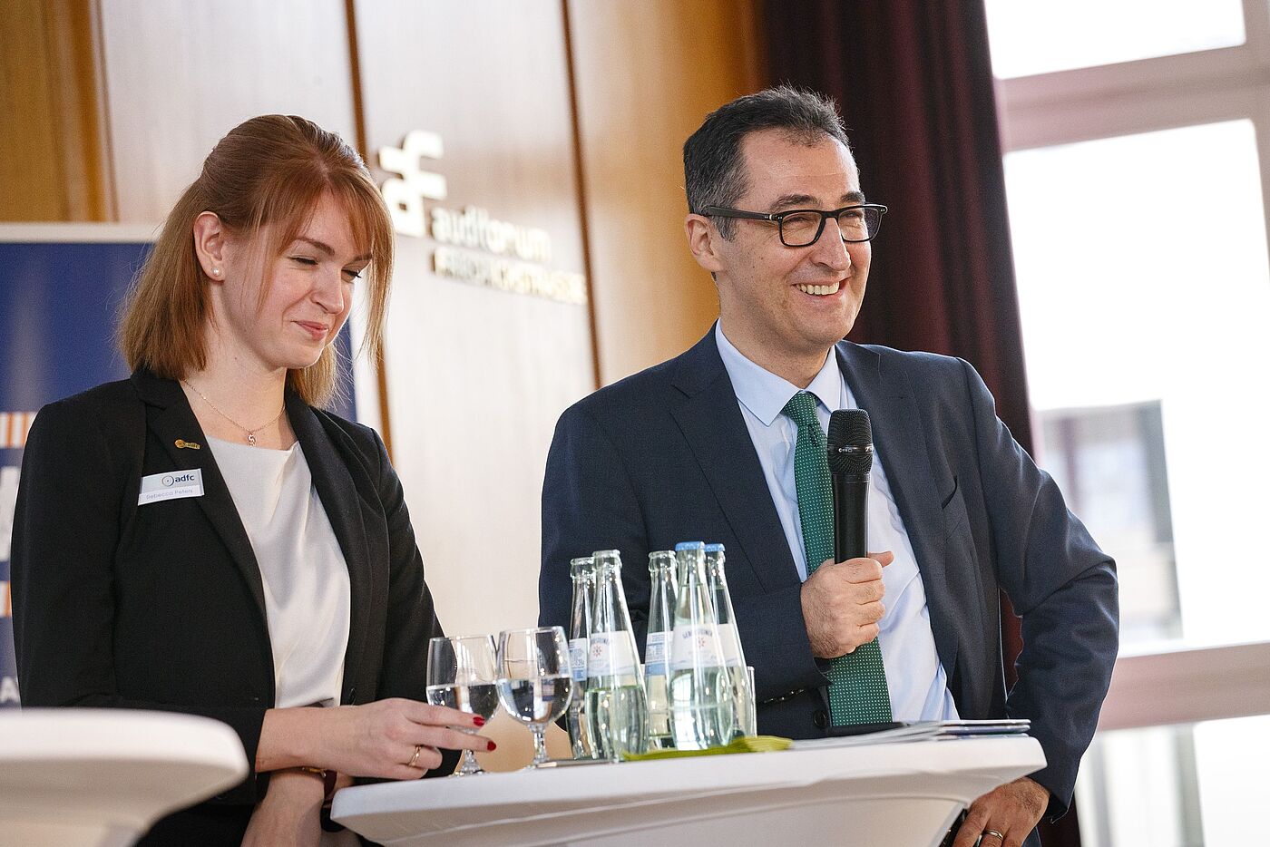 Rebecca Peters, stellvertretende ADFC-Bundesvorsitzende und Cem Özedemir, Vorsitzender des Verkehrsausschusses des Bundestages, während der Diskussion. Rebecca Peters, stellvertretende ADFC-Bundesvorsitzende und Cem Özedemir, Vorsitzender des Verkehrsausschusses des Bundestages, während der Diskussion.