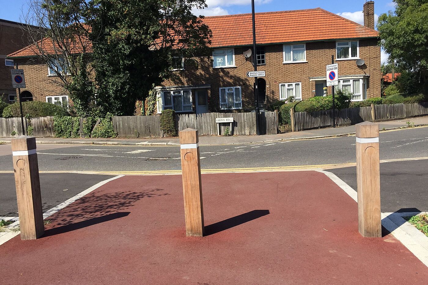 Mini-Hollands in London: Durchfahrt auf Rad- und Fussverkehr begenzt. Mini-Hollands in London: Durchfahrt auf Rad- und Fussverkehr begenzt.