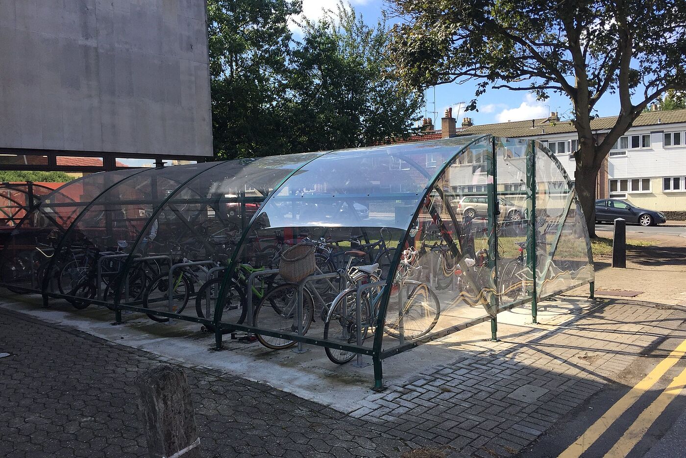 Mini-Hollands in London: Überdachter Fahrradabstellplatz Mini-Hollands in London: Überdachter Fahrradabstellplatz.